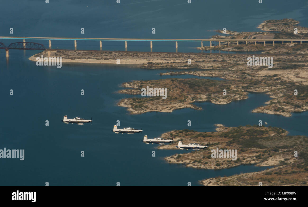 I piloti assegnato all'ottantacinquesimo Flying Training Squadron, volare il T-6un texano II in formazione sopra il lago di Amistad vicino a Laughlin Air Force Base, nov. 30, 2017. Il volo è stato fatto in onore di Lt. Col. Benjamin Holland, ottantacinquesimo FTS commander, come il suo ultimo volo con lo squadrone.(STATI UNITI Air Force foto di Senior Airman James R. Crow) Foto Stock