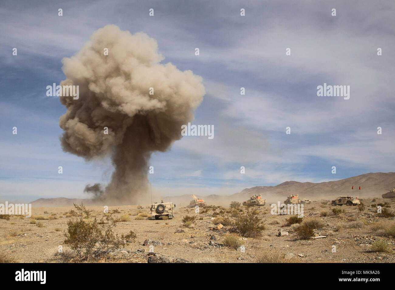 Stati Uniti I soldati dell esercito assegnato alla brigata battaglione ingegnere1vigili del Team di combattimento prima divisione di cavalleria e osservatore Coach trainer assegnato al gruppo Operations Team Sidewinder osservare una nuvola a fungo forma da una mia linea di cancellazione della detonazione della carica durante l'azione decisiva la rotazione 18-02 a Fort Irwin CA, Novembre 29, 2017. (U.S. Esercito foto di Sgt. Nathan Franco, il gruppo Operations, National Training Center) Foto Stock
