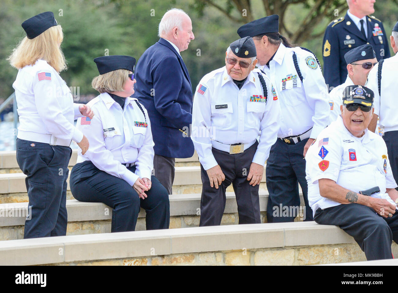 Membri del Fort Sam Houston Memorial Services distacco frequentare pensionati gen. Richard E. Cavazos, U.S. Esercito i primi quattro ispanico-star general, internamento cerimonia nov. 14, 2017, a JBSA-Fort Sam Houston Cimitero Nazionale, San Antonio, Texas. Nel 1976 Mexican-American Cavazos fatta di storia militare diventando il primo Ispanico per raggiungere il rango di brigadiere generale dell'esercito degli Stati Uniti. Meno di venti anni più tardi, il nativo texano sarebbe nuovamente la storia di essere nominato l esercito del primo quattro ispanico-star general. Egli era stato ritirato dal 1984 e morì ott. 29 dopo un lungo ill Foto Stock