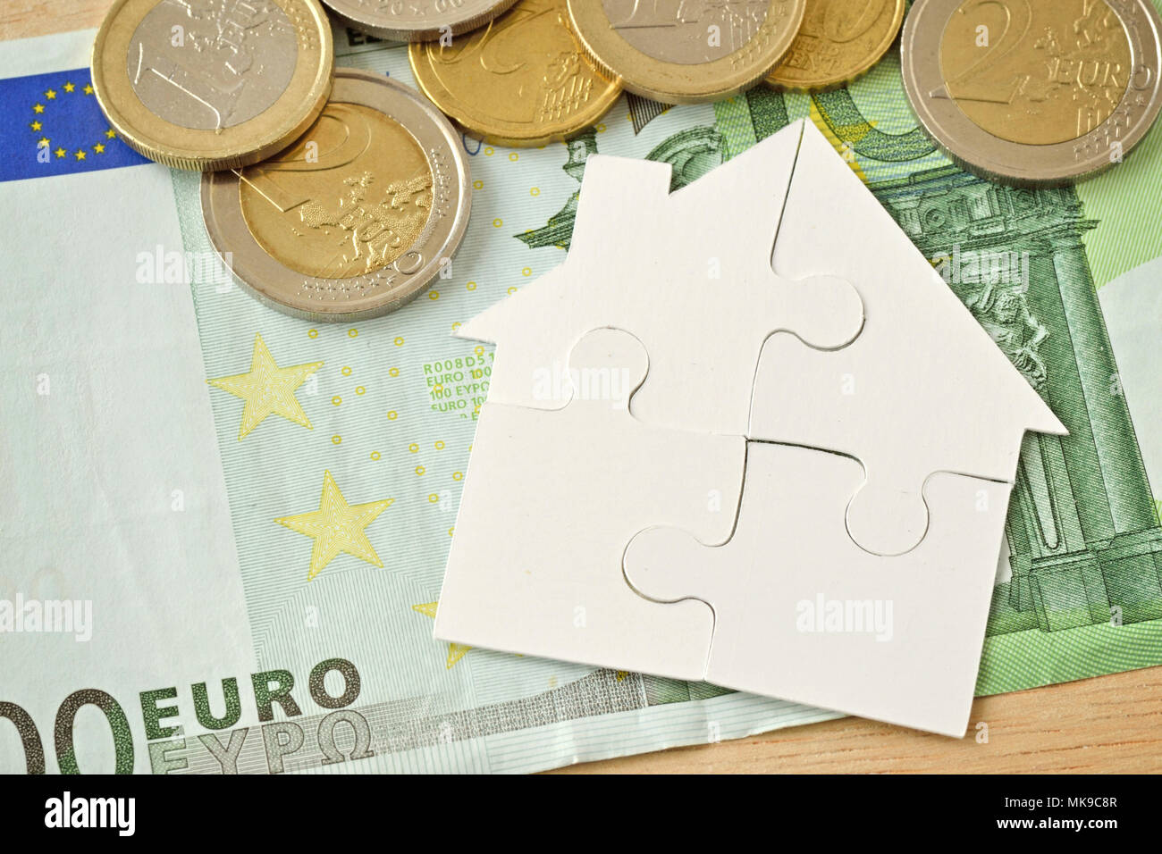 Puzzle la casa in denaro (euro) Contesto Foto Stock