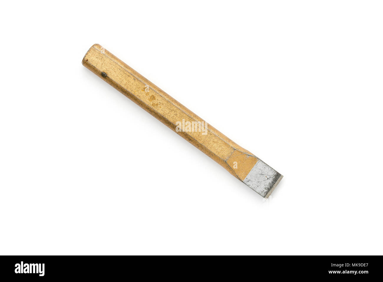 Vecchio grungy scalpello per opere in pietra, isolato su bianco Foto Stock