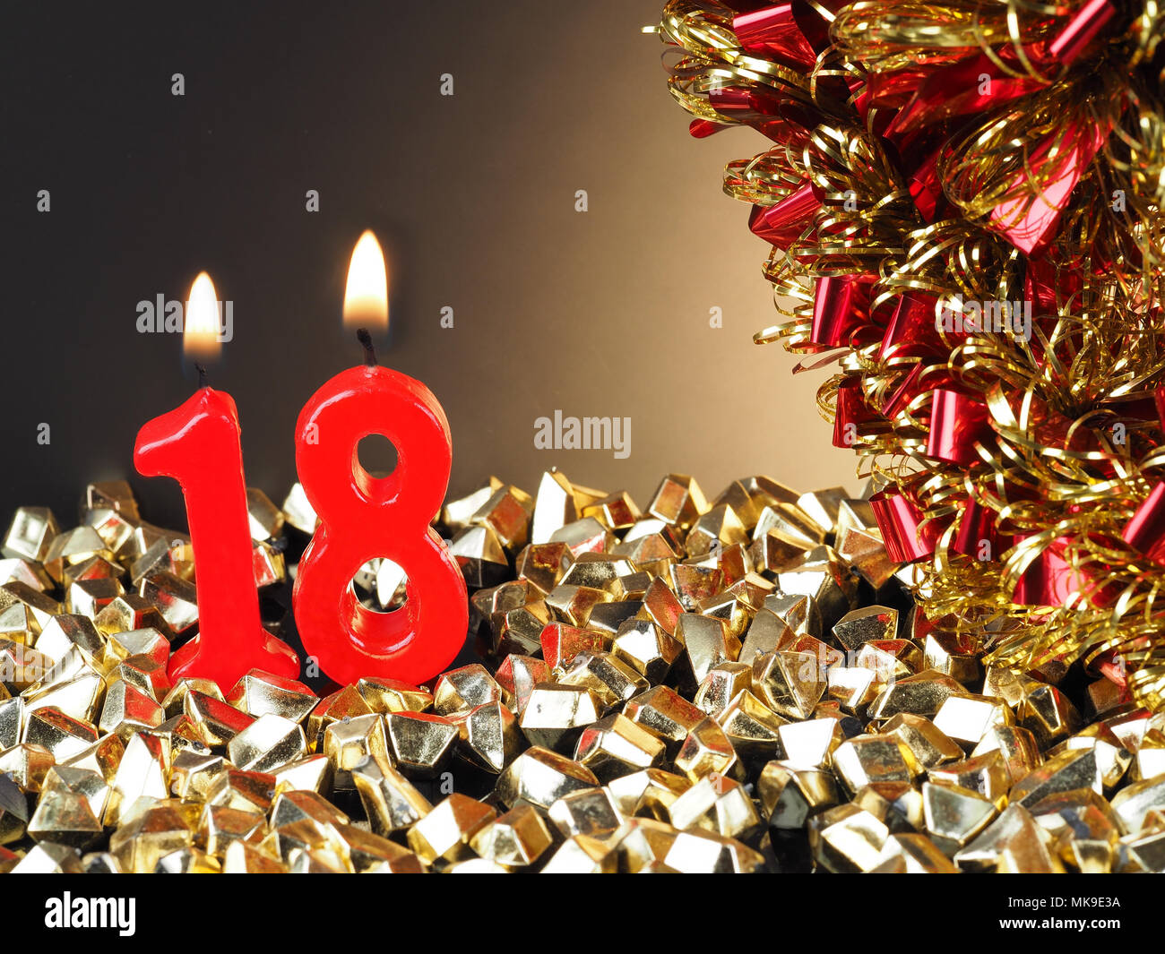 Sfondo Astratti Per Compleanno O Anniversario Candele Rosse Che Mostra Nr 18 Foto Stock Alamy
