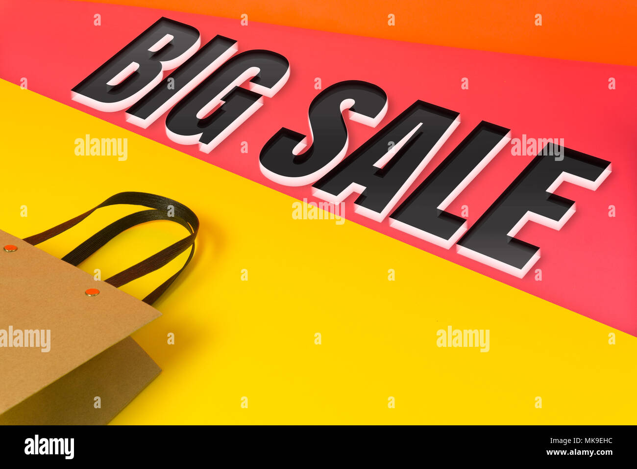 Grande vendita parola su più colori di sfondo con carta shopping bag. Foto Stock