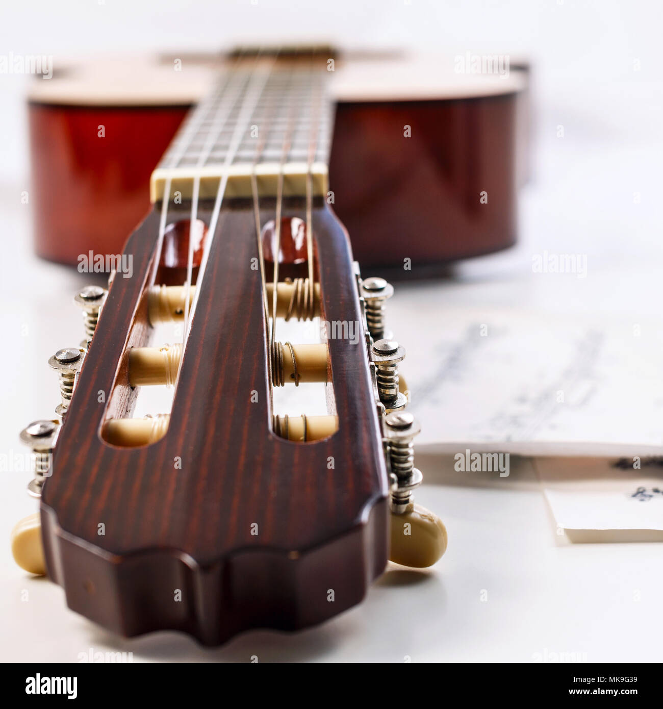 Closeup colpo di chitarra tastiera e un foglio con delle note. Foto Stock