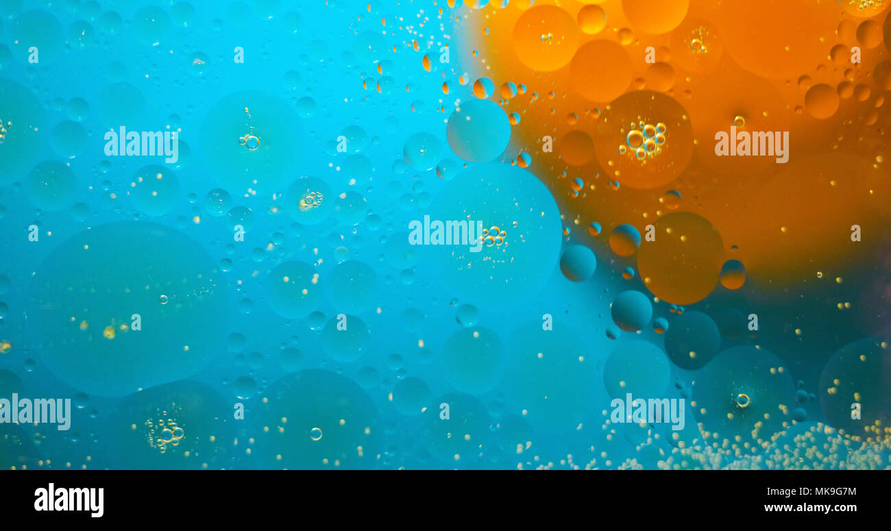 Macchie oleose sulla superficie dell'acqua. Foto Stock