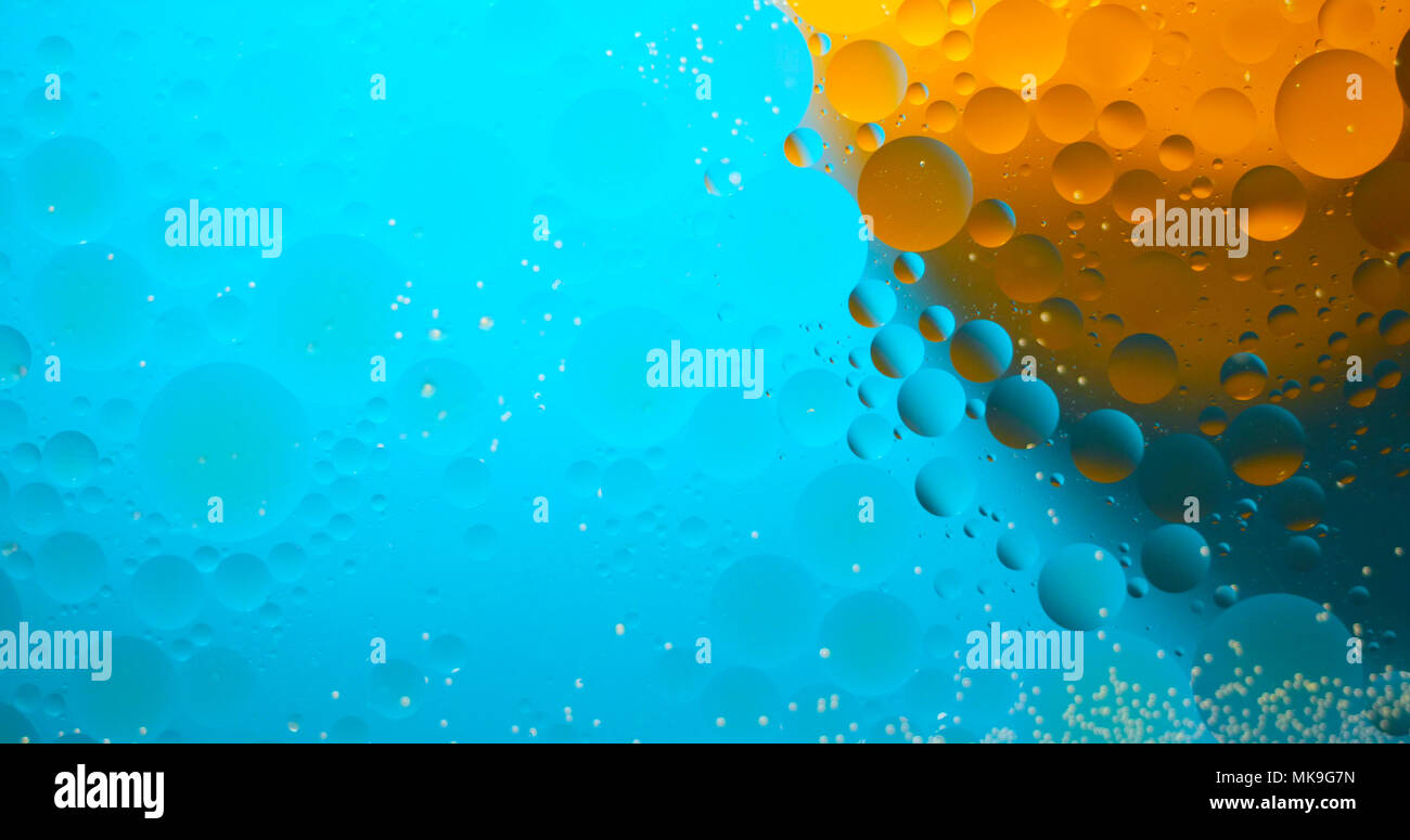 Macchie oleose sulla superficie dell'acqua. Foto Stock