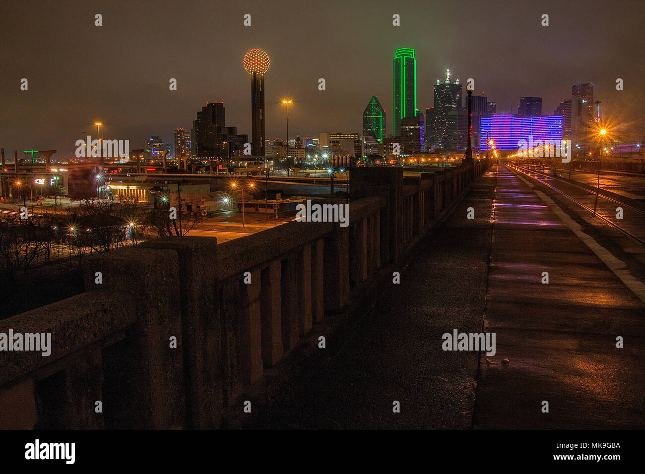 Il Dallas skyline notturno in inverno Foto Stock