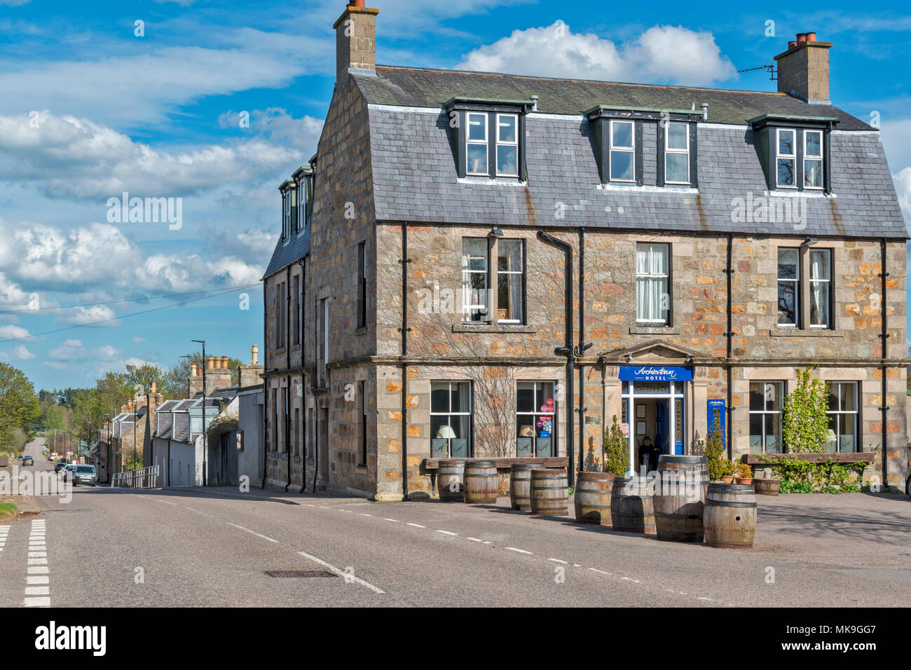 ARCHIESTOWN MORAY Scozia al centro del villaggio a inizio primavera e l'hotel con la strada principale che attraversa la zona Foto Stock