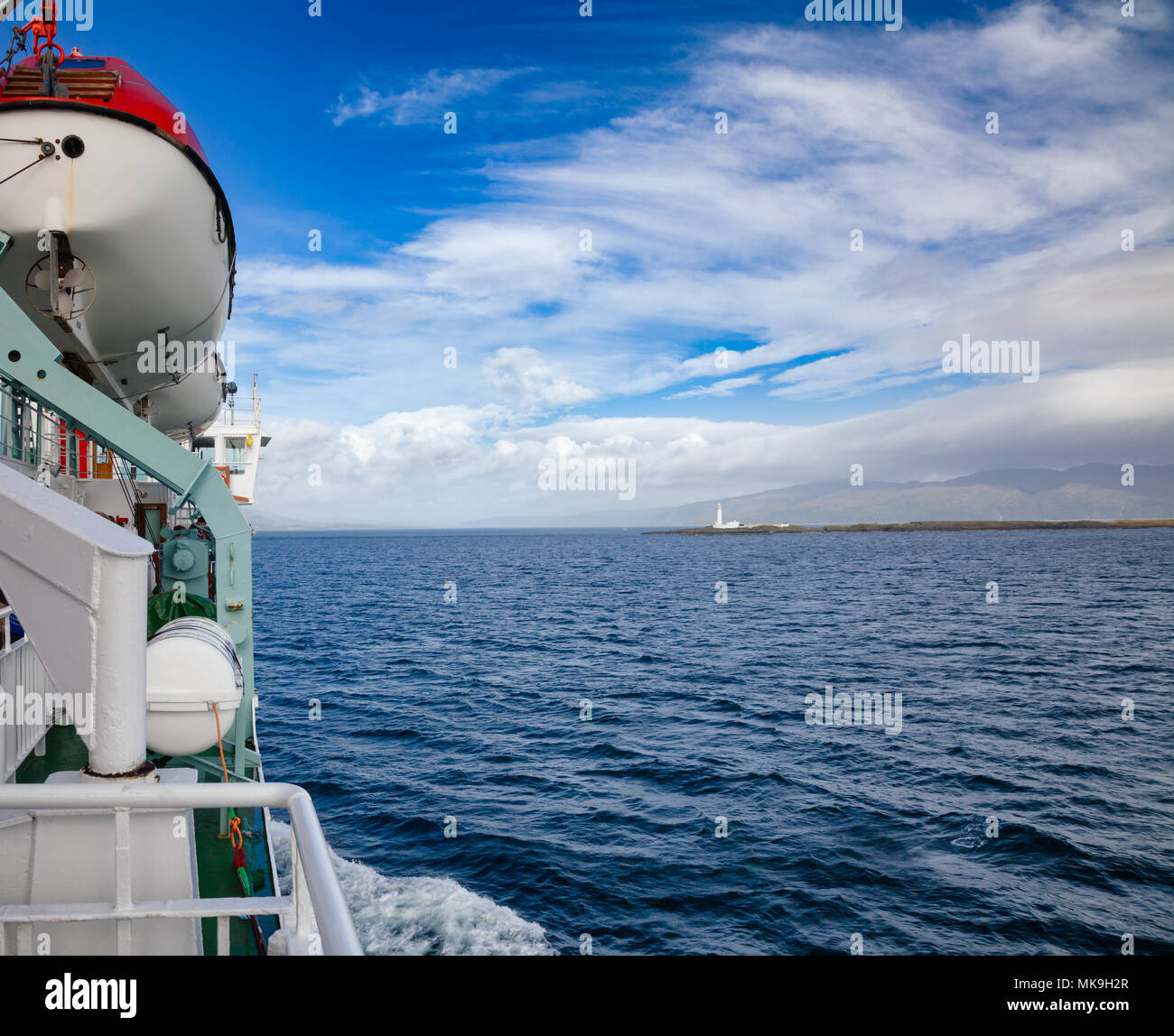 Traghetti passeggeri che attraversa il Firth of Lorn voce al Isle of Mull, Ebridi Interne al largo della costa occidentale della Scozia passando il Eilean Musdile paglierino Foto Stock