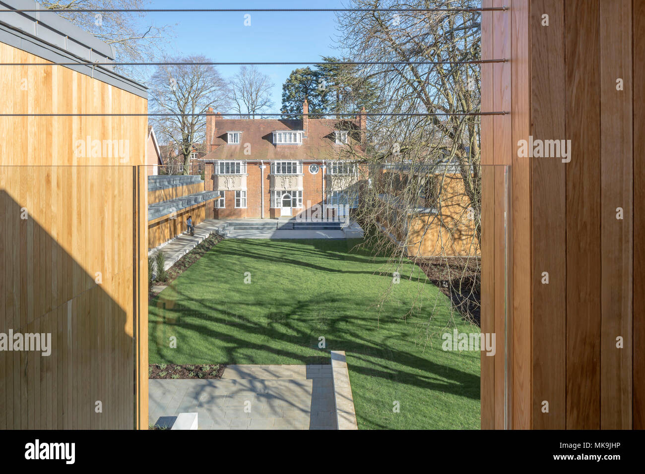 Vista in elevazione da studenti' alloggio verso il giardino. Santa Chiara's College di Oxford, Regno Unito. Architetto: Hodder e partner, 2016. Foto Stock