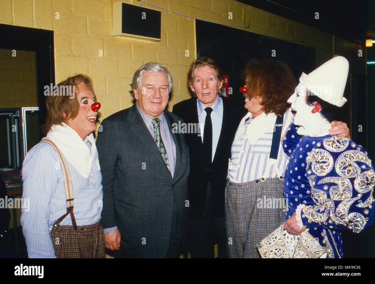 Beim Zirkus Roncalli (v. l.): Clown Angelo Munoz, Sir Peter Ustinov, Danny Kaye, Direktor Bernhard Paolo und Weißclown David Shiner in Köln, Deutschland 1986. A Roncalli Circus (l a r): Clown Angelo Munoz, Sir Peter Ustinov, Danny Kaye e clown bianco David Shiner a Colonia, Germania 1986. Foto Stock