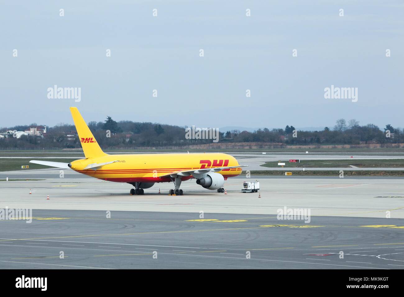 Lione, Francia - 22 Marzo 2018: DHL aeromobili all'aeroporto di Lione. DHL Express è una divisione del tedesco la società di logistica Deutsche Post DHL Foto Stock