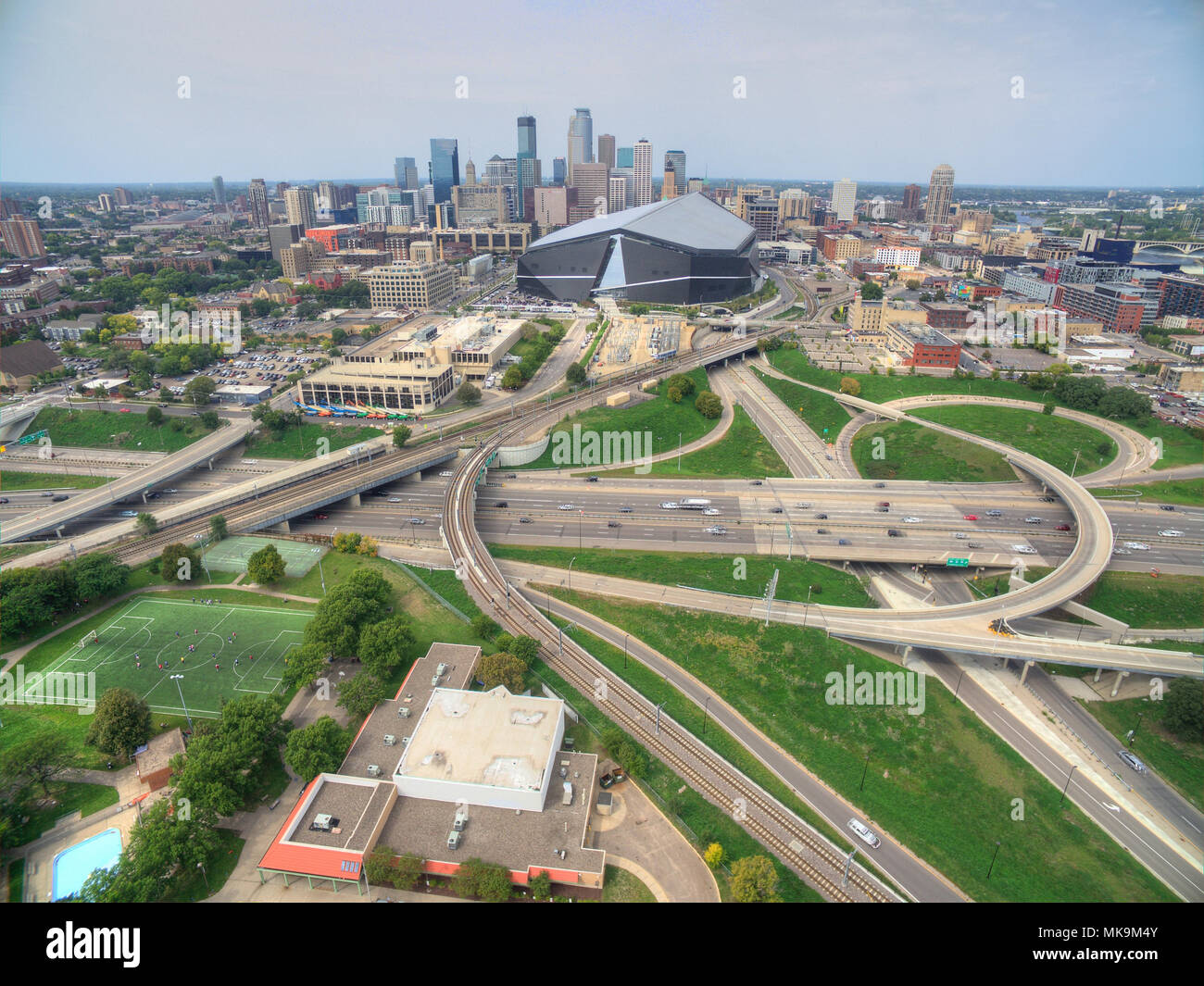 Minneapolis, Minnesota Skyline visto dal di sopra da fuco in primavera Foto Stock