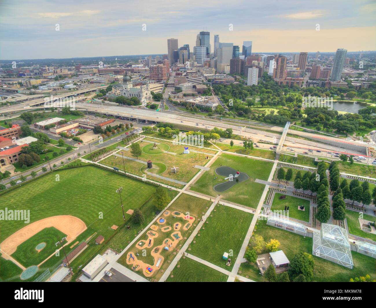 Minneapolis, Minnesota Skyline visto dal di sopra da fuco in primavera Foto Stock