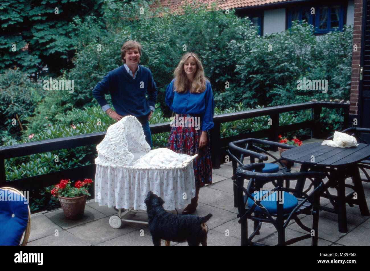 Erbprinz Ernst August von Hannover mit Gemahlin Chantal und dem Ersten Sohn Ernst August im Schloß Marienburg, Deutschland 1983. Erede al trono Ernst August von Hannover con la moglie Chantal e il loro primo figlio Ernst August al Castello di Marienburg, Germania 1983. Foto Stock