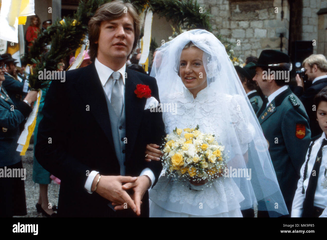 Erbprinz Ernst August von Hannover bei circuizione Hochzeit mit Chantal Hochuli auf Schloß Marienburg bei Hannover, Deutschland 1981. Erede al trono Ernst August von Hannover alle nozze con Chantal Hochuli al Castello di Marienburg vicino Hannover, Germania 1981. Foto Stock