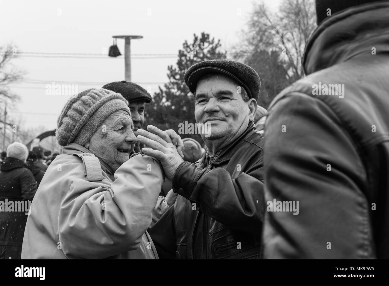 Coppia di anziani ballare. Bianco e nero reportage foto. Foto Stock