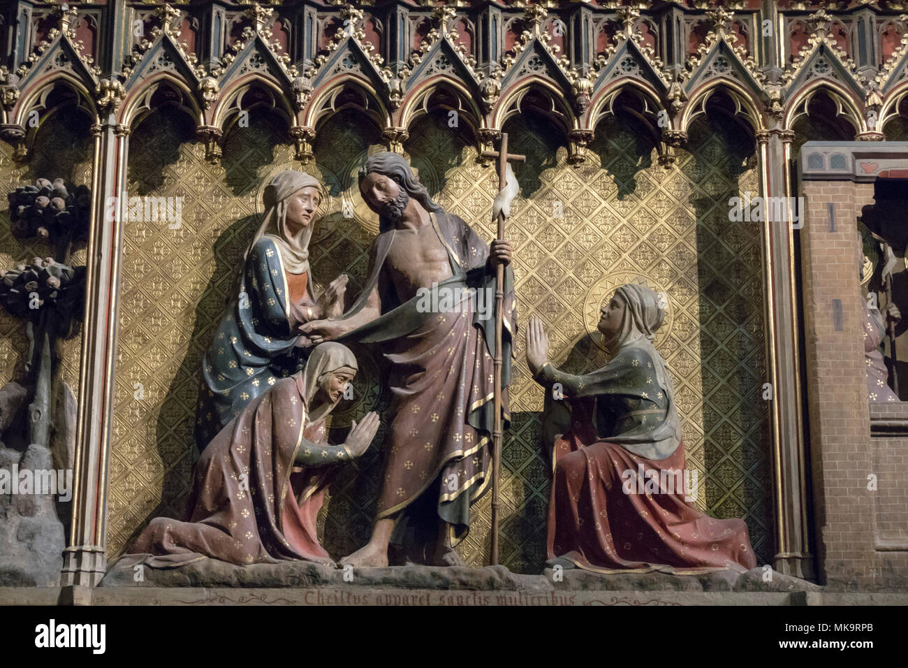 Scultura gotica del Cristo Risorto che appare alla santa donna, cattedrale di Notre Dame de Paris , Francia Foto Stock