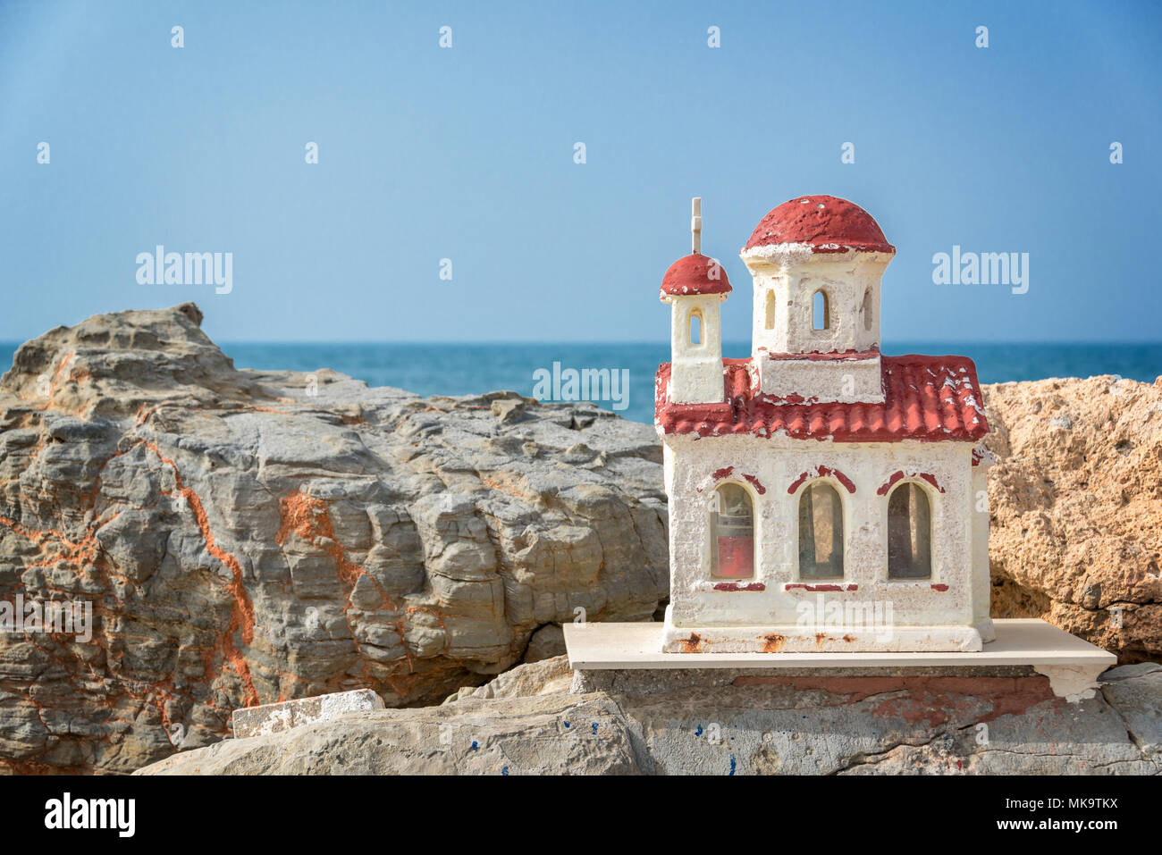 Greco in miniatura cappella ortodossa dal mare nei pressi di Chania a Creta, Grecia Foto Stock