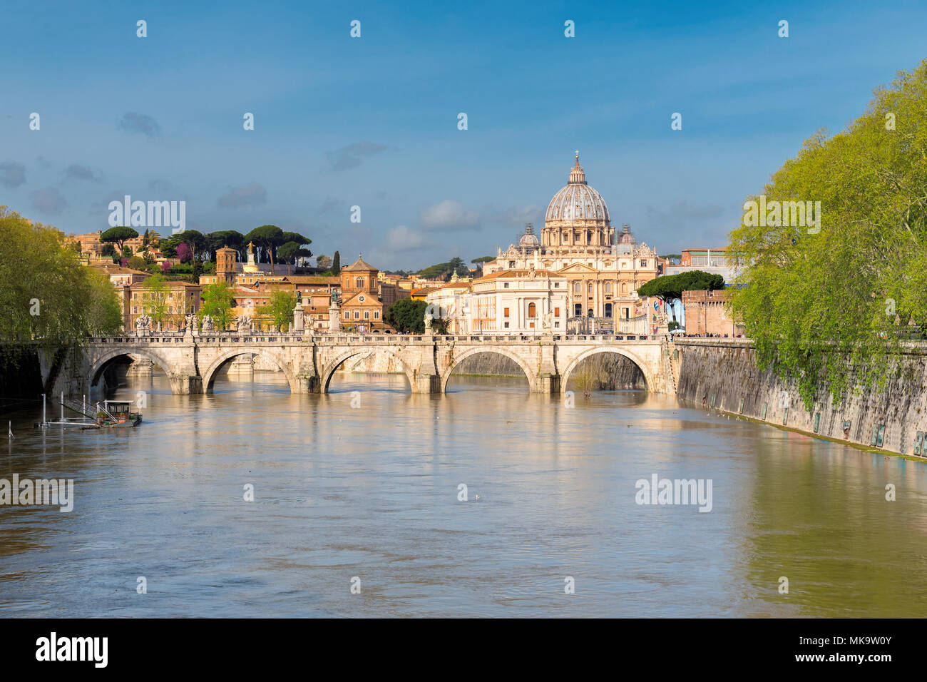 Vista sul Tevere e la cattedrale di San Pietro a Roma, Italia. Foto Stock