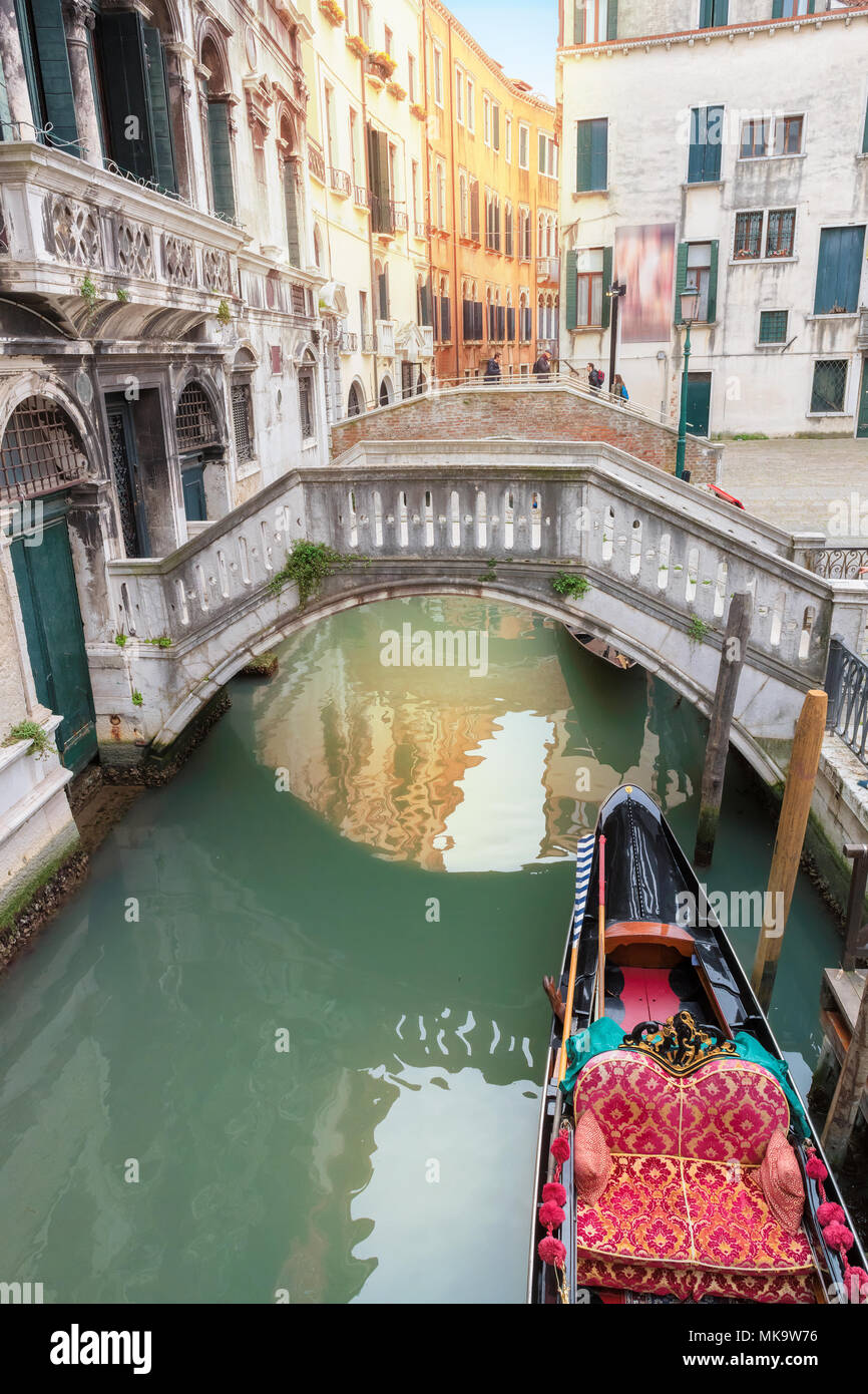 Paesaggio di Venezia. Canale veneziano con gondola a Venezia, Italia. Foto Stock