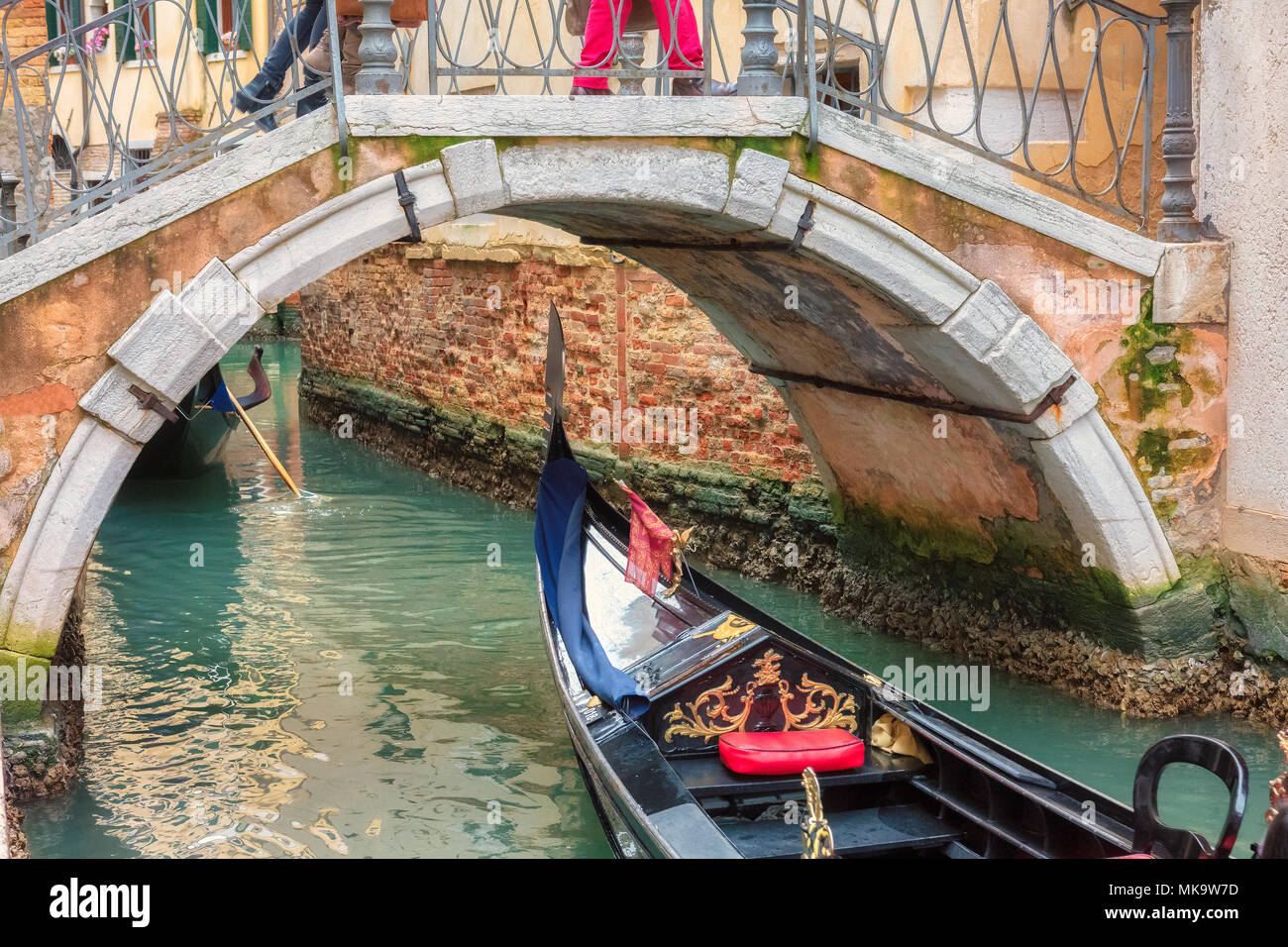 Canale veneziano con gondola a Venezia, Italia. Foto Stock