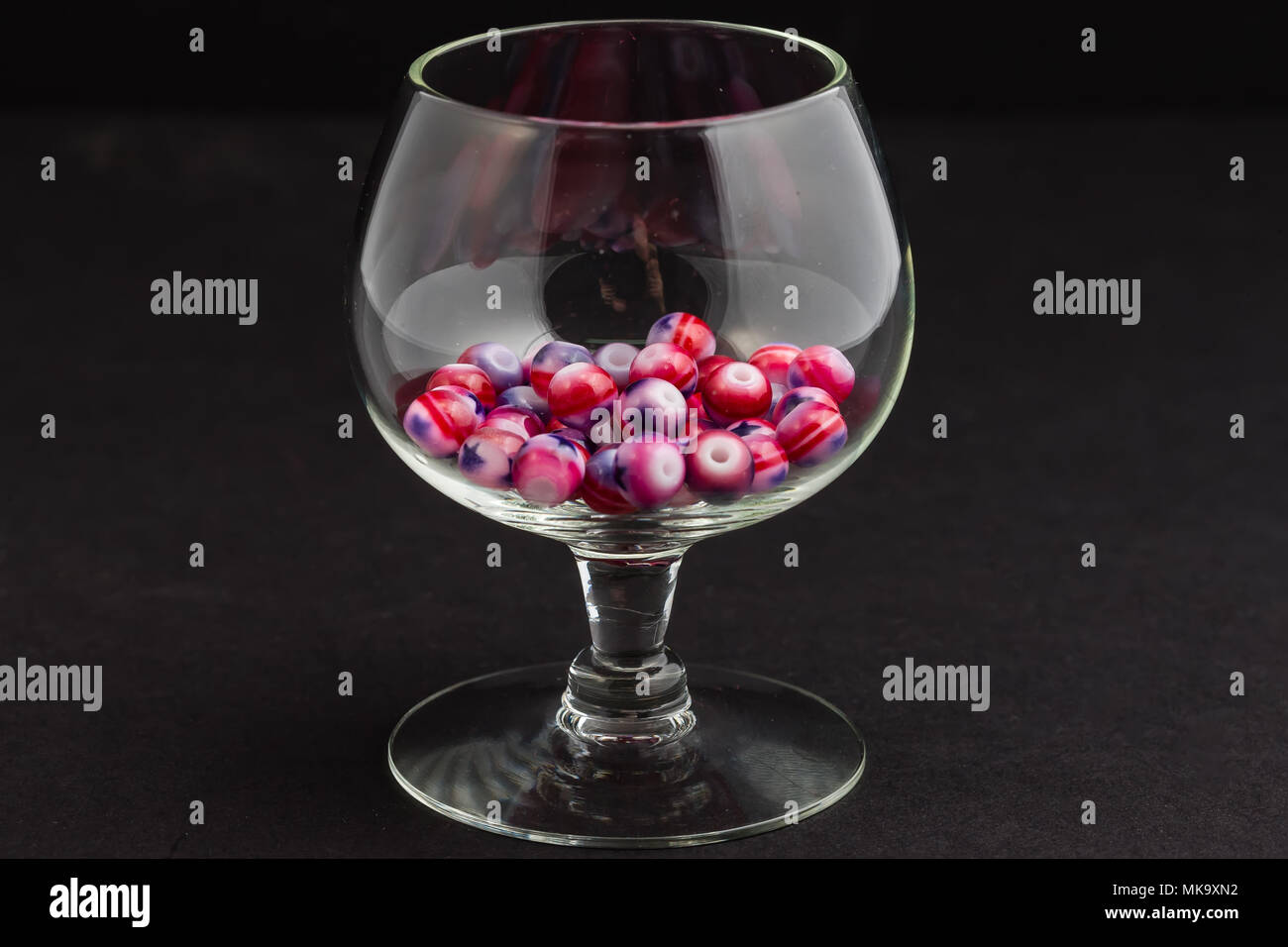 Più rosso bianco e blu gioielli di perline in un piccolo calice di vetro Foto Stock