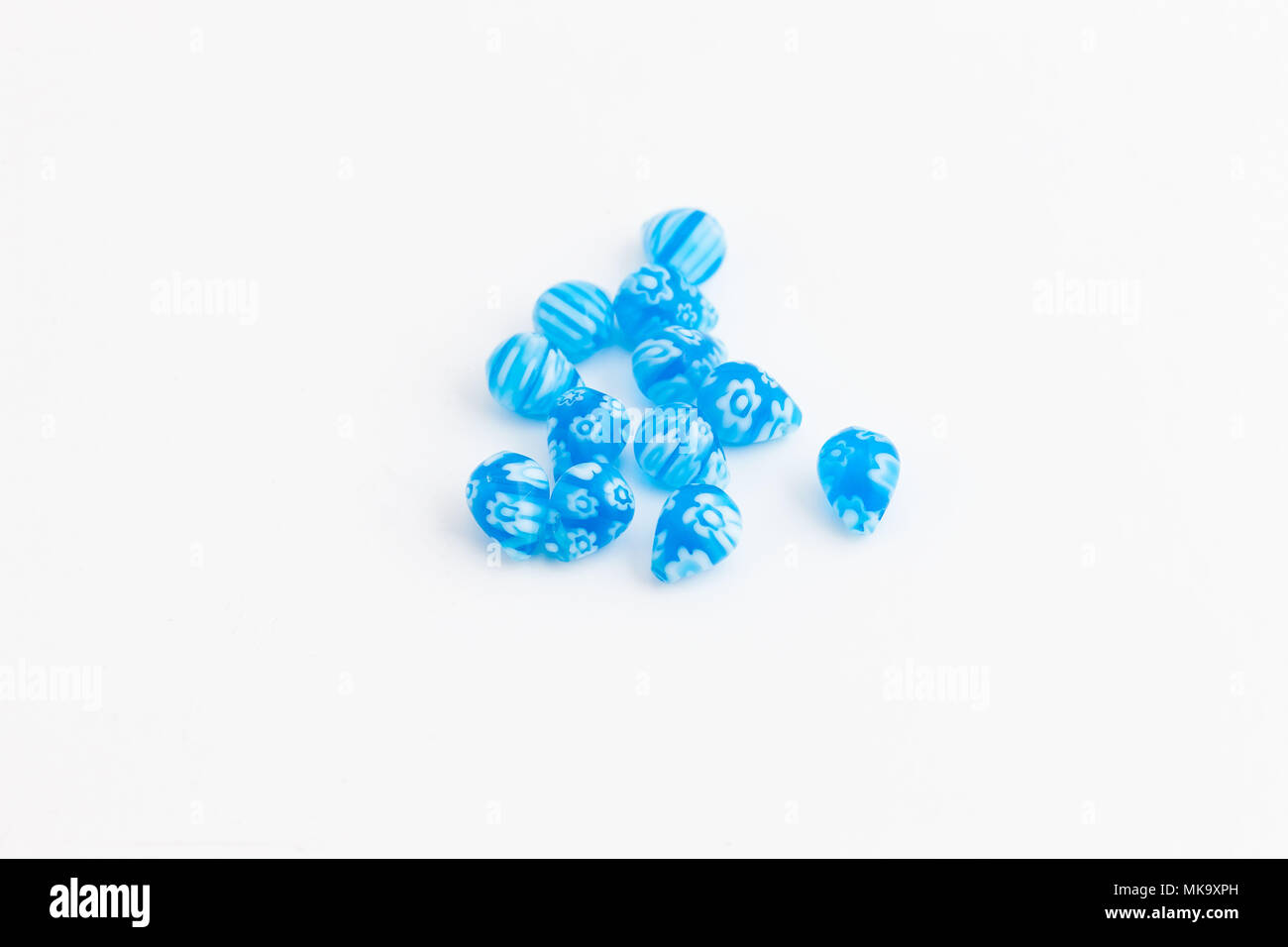 Più bianco e blu a forma di goccia perle per la gioielleria Foto Stock