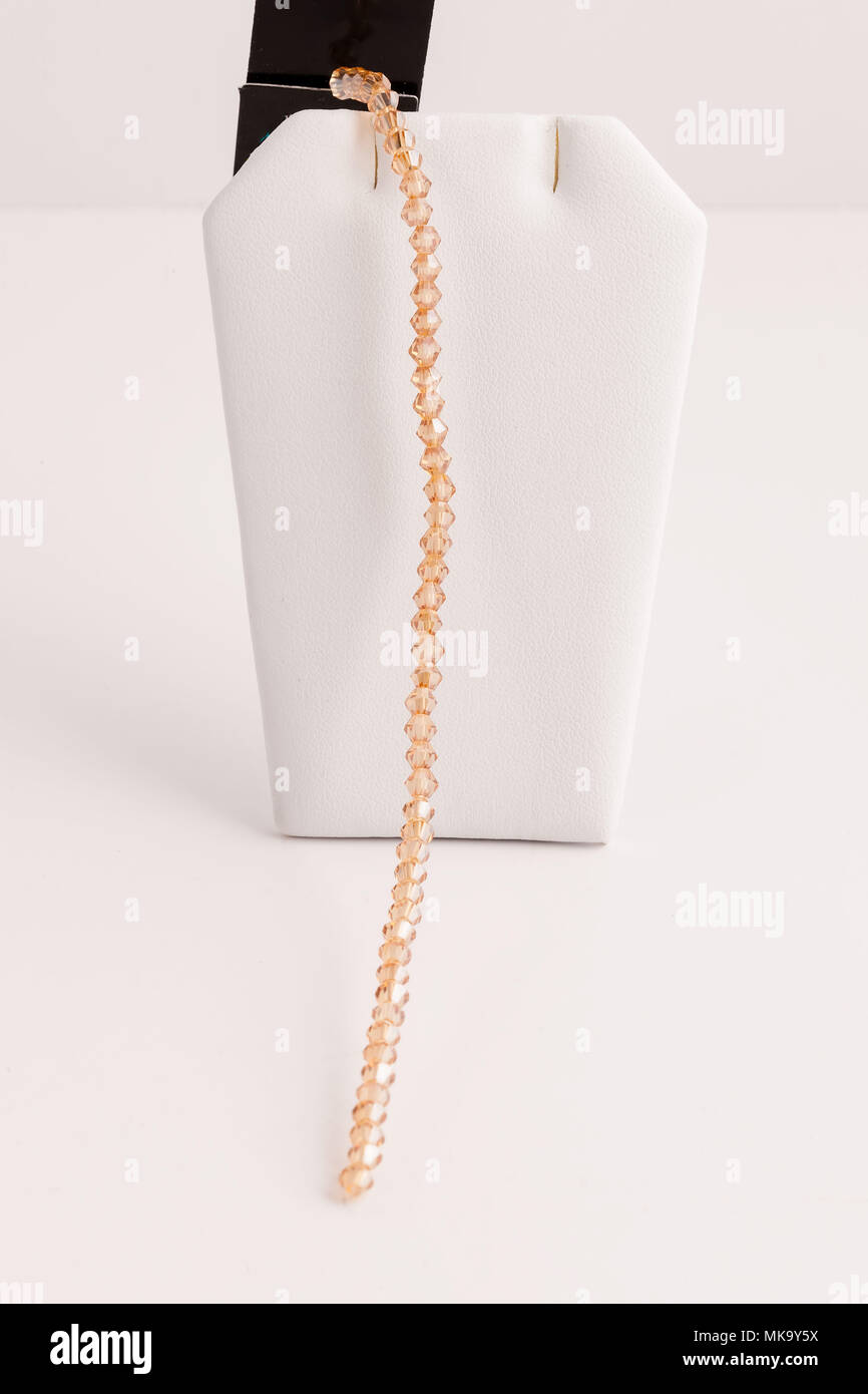 Un filamento di giallo/oro perle per la creazione di gioielli Foto Stock
