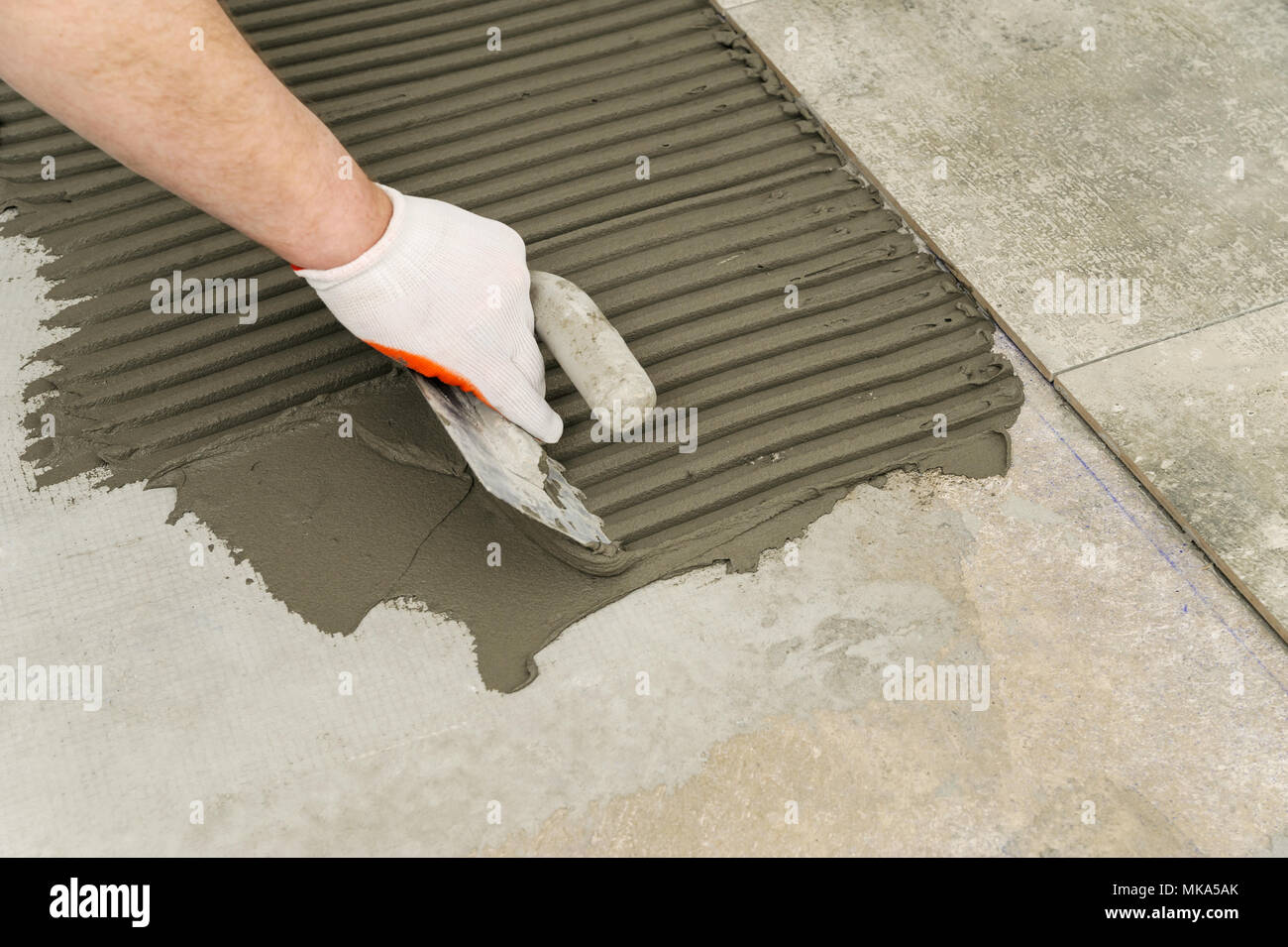 Colla per piastrelle immagini e fotografie stock ad alta risoluzione - Alamy