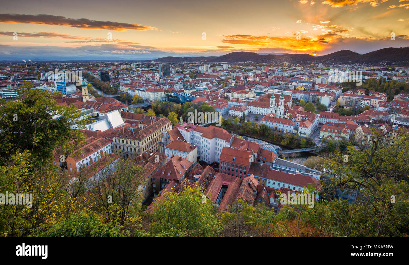 Panoramica vista aerea della città vecchia di Graz da Grazer Schlossberg (castle hill) nella bella golden luce della sera al tramonto, Stiria, Austria Foto Stock