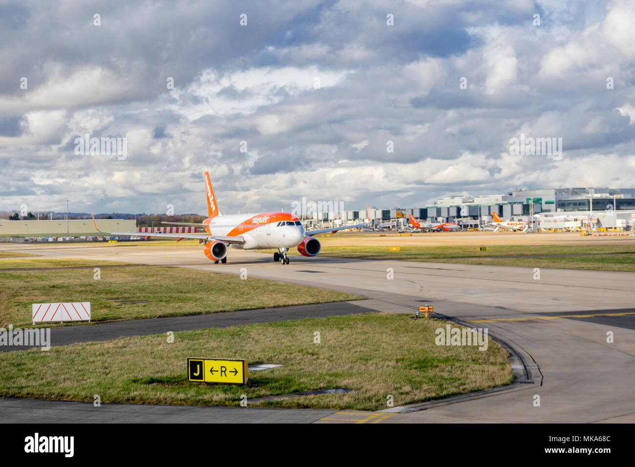 Easyjet aereo sul campo d'aviazione all'aeroporto di Gatwick (LGW) , Surrey, Inghilterra, Regno Unito Foto Stock