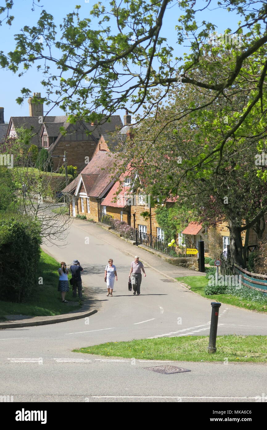 Un insolitamente caldo May Bank Holiday ha portato un grande afflusso di visitatori per i Giardini Nazionali regime open day presso il Northamptonshire village di grande Brington Foto Stock