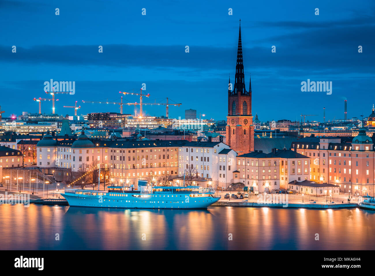 Vista panoramica del famoso centro di Stoccolma con storico in Riddarholmen Gamla Stan città vecchia durante ore Blu al tramonto, Sodermalm, centrale Foto Stock