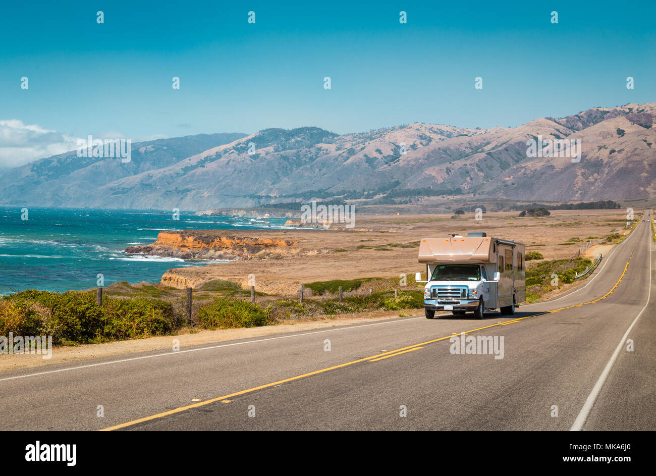 Panorama di veicolo per attività ricreative guida sulla celebre Strada 1 lungo la bellissima costa centrale della California, Big Sur, STATI UNITI D'AMERICA Foto Stock