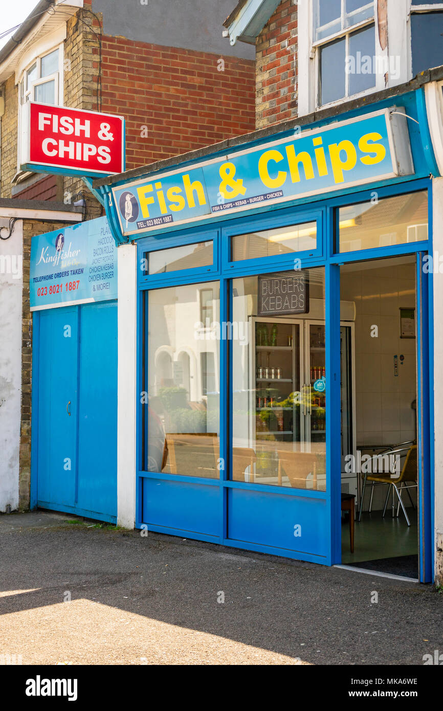 Facciata fronte blu di un negozio da asporto Fish and Chips a Southampton, Inghilterra, Regno Unito Foto Stock