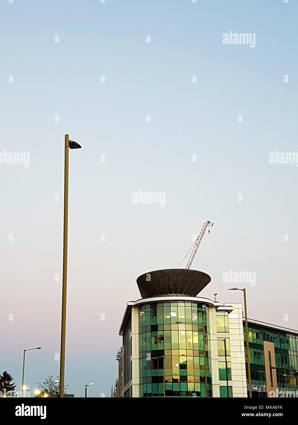 Vista panoramica della città dalla bandiera public house, Watford su una calda giornata di sole le vacanze di maggio con il cielo guardando bella contro un edificio in vetro. Foto Stock