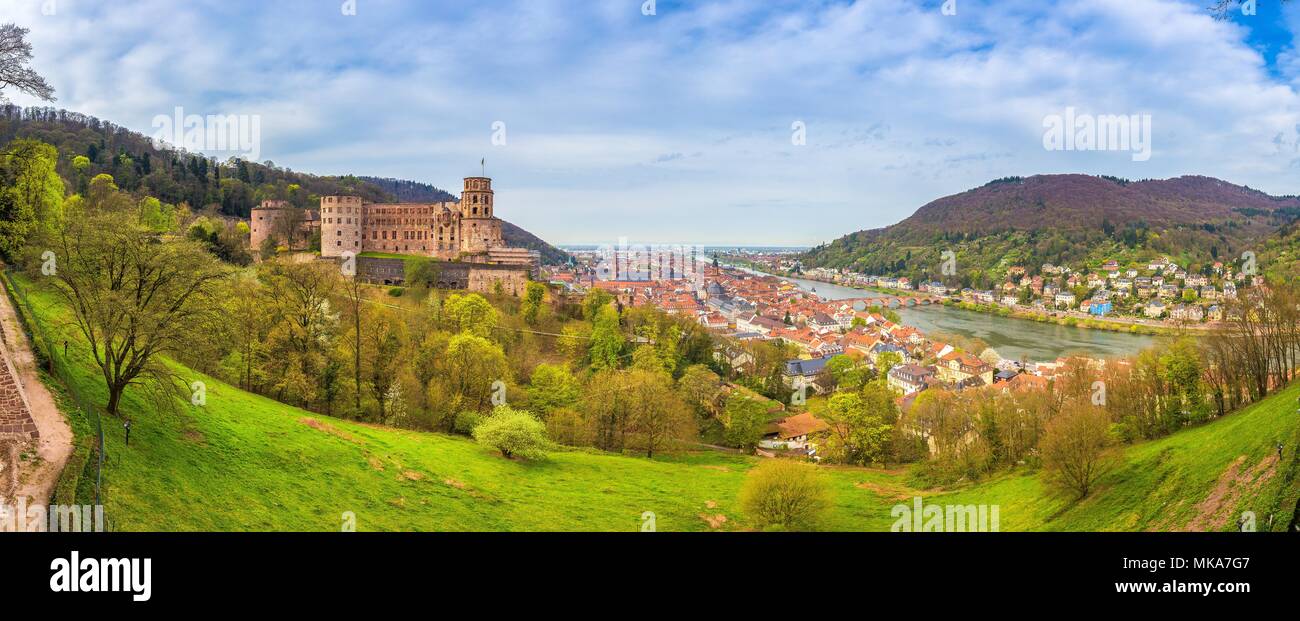 Vista panoramica della città vecchia di Heidelberg con il famoso castello di Heidelberg su una bella giornata di sole con cielo blu e nuvole in primavera Foto Stock