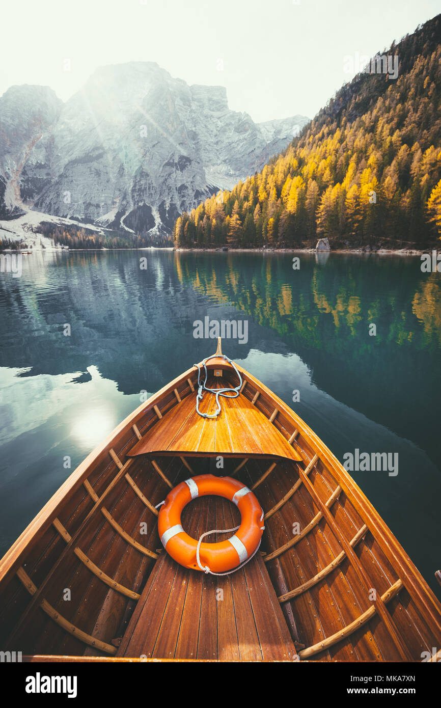 Bellissima vista del legno tradizionale barca a remi su SCENIC Lago di Braies nelle Dolomiti in scenic. La luce del mattino al sorgere del sole, Alto Adige, Italia Foto Stock
