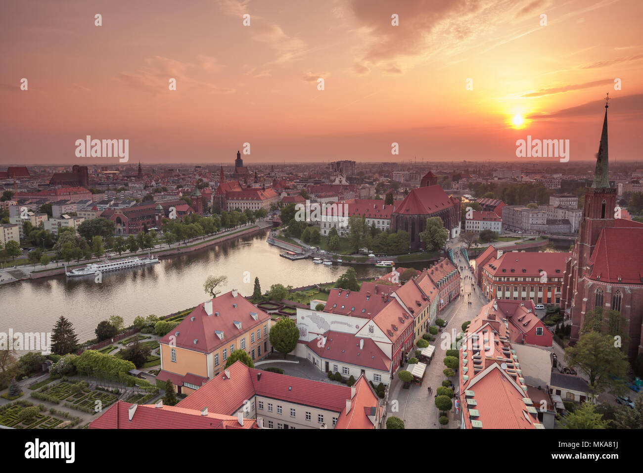 La città di Wroclaw in Polonia vista aerea di notte Foto Stock