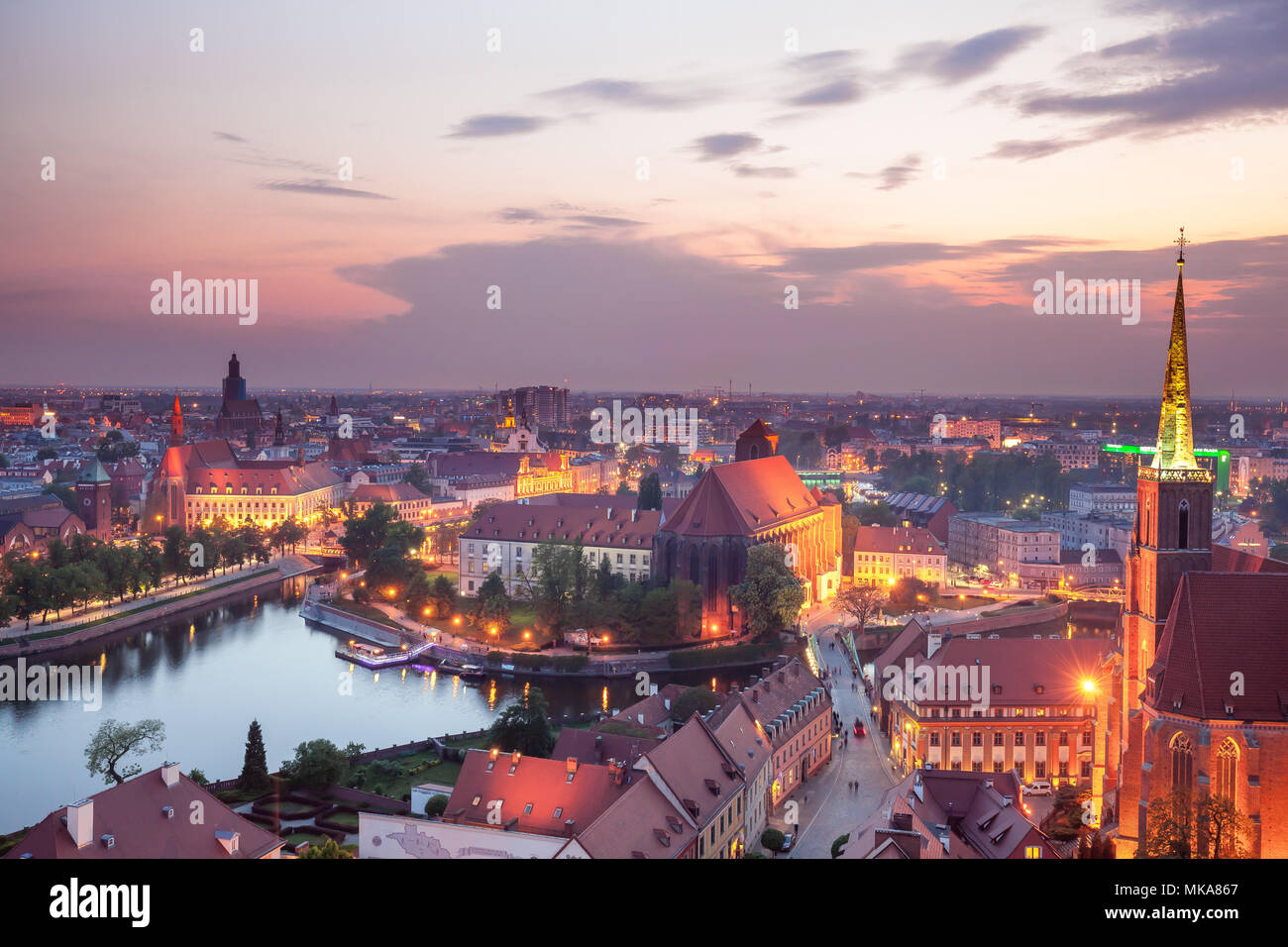 La città di Wroclaw in Polonia vista aerea di notte Foto Stock