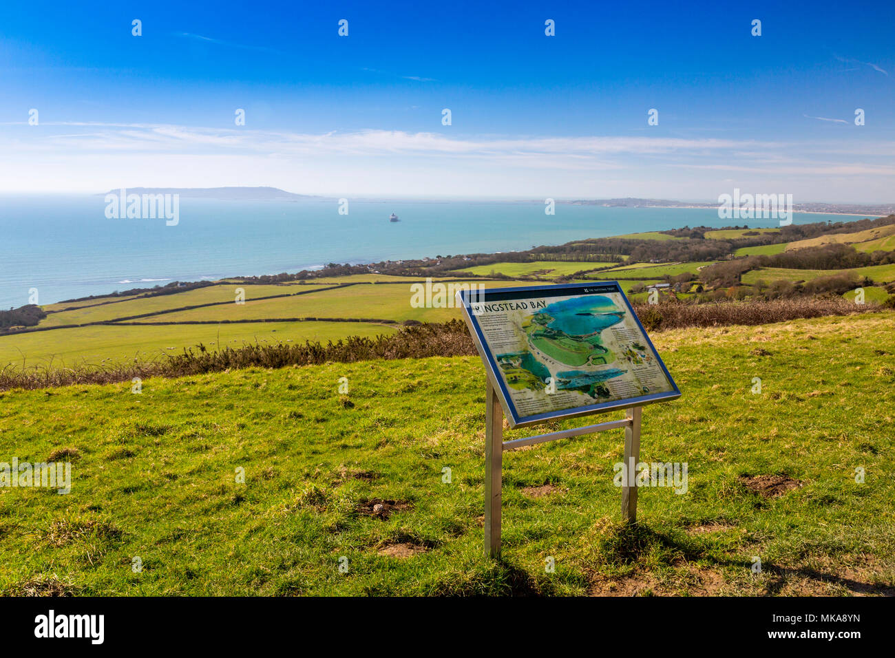 Scheda Informazioni sopra Ringstead Bay con l'isola di Portland al di là su Jurassic Coast Path. Il Dorset, England, Regno Unito Foto Stock