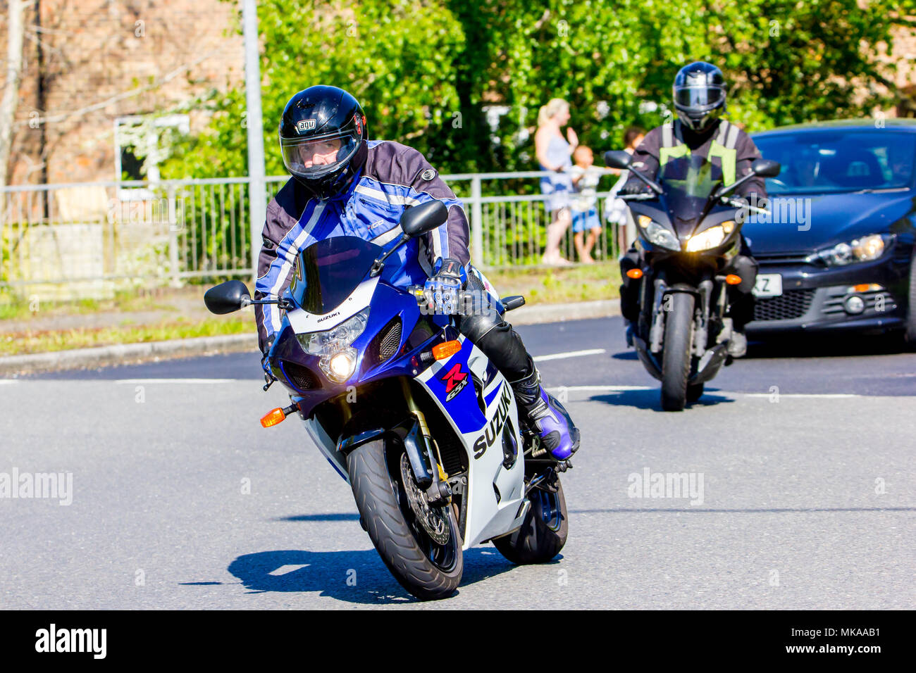 Weston-super-Mare, a Hastings,East Sussex, Regno Unito. Il 7 maggio 2018. Migliaia di motociclisti da tutto il Regno Unito prenderà parte all'annuale 1066 Hastings motociclo evento. La gente del posto la linea della rotta a Weston-super-Mare per guardare il grande selezione di macchine che passano. Credito: Alan Fraser/Alamy Live News Foto Stock