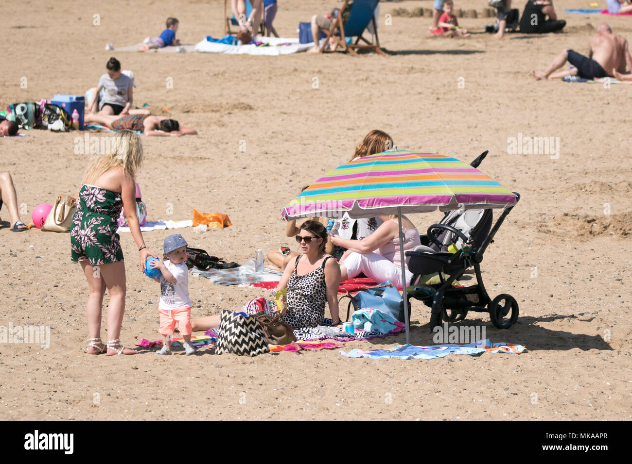 , Lytham St Annes, nel Lancashire. Il 7 maggio 2018. Famiglie colpite il mare, UK Meteo. Famiglie colpite la spiaggia per un grande giorno fuori e un po' di divertimento al sole sulla sabbia dorata della tradizionale stazione balneare di Lytham St Annes on il Lancashire costa. Credito: Cernan Elias/Alamy Live News Foto Stock
