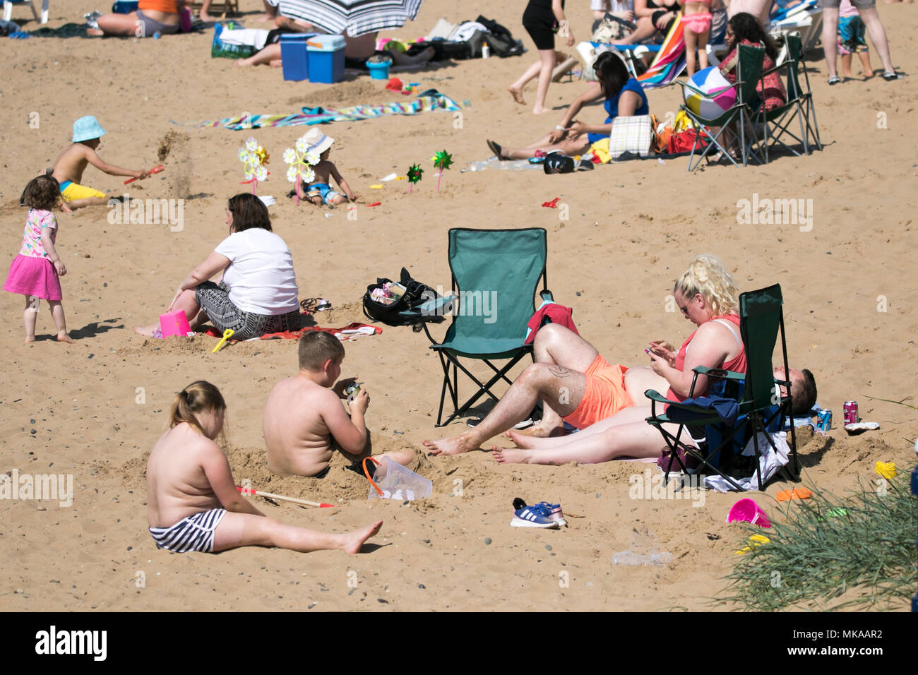 , Lytham St Annes, nel Lancashire. Il 7 maggio 2018. Famiglie colpite il mare, UK Meteo. Famiglie colpite la spiaggia per un grande giorno fuori e un po' di divertimento al sole sulla sabbia dorata della tradizionale stazione balneare di Lytham St Annes on il Lancashire costa. Credito: Cernan Elias/Alamy Live News Foto Stock