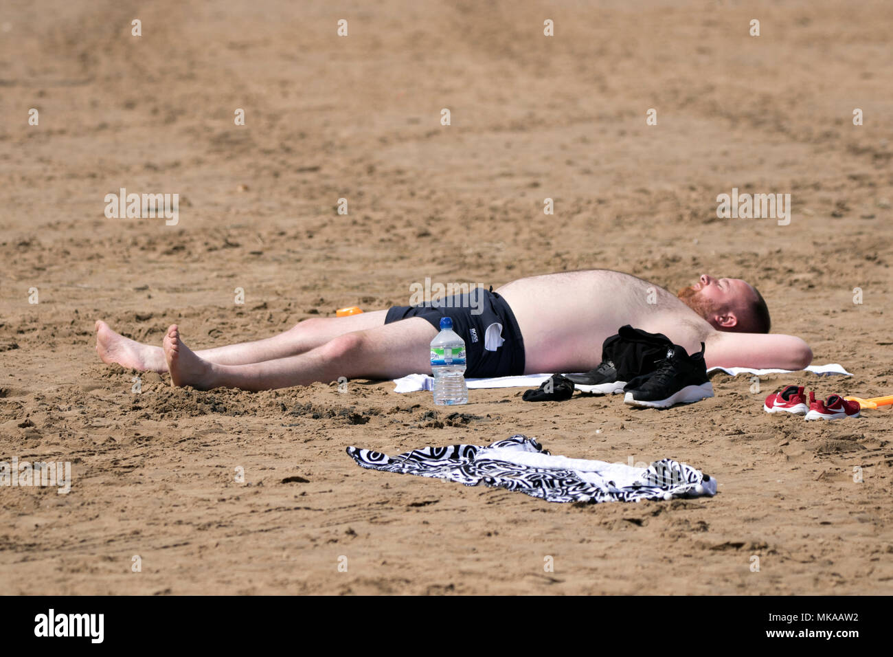 , Lytham St Annes, nel Lancashire. Il 7 maggio 2018. Famiglie colpite il mare, UK Meteo. Famiglie colpite la spiaggia per un grande giorno fuori e un po' di divertimento al sole sulla sabbia dorata della tradizionale stazione balneare di Lytham St Annes on il Lancashire costa. Credito: Cernan Elias/Alamy Live News Foto Stock