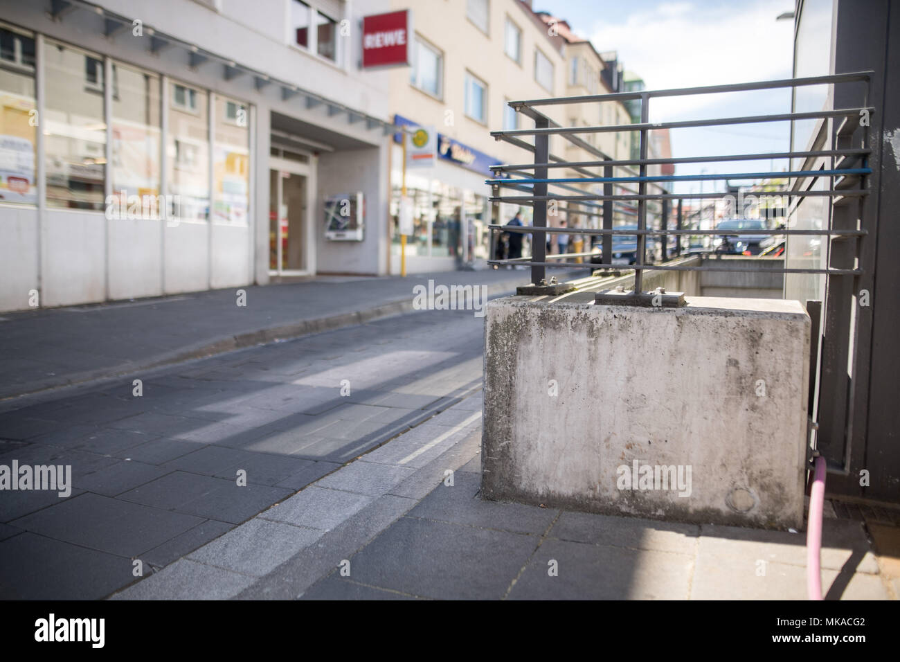 07 maggio 2018, Stuttgart, Germania: La strada su cui una madre ha gettato la sua vecchia di due anni la figlia il 4 maggio 2018. Il bambino che il suo stato gettato sul pavimento, è stata fortemente feriti nella sua testa. La ragazza è sul suo modo di recupero. Non vi sono indicazioni del fatto che la madre è suffereing da un problema psicologico, come è stato riferito dal portavoce della polizia il 7 maggio 2018. Foto: Sebastian Gollnow/dpa Foto Stock