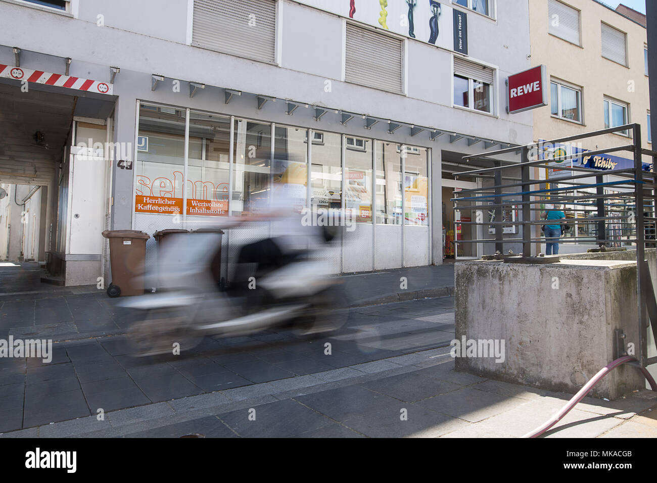 07 maggio 2018, Stuttgart, Germania: La strada su cui una madre ha gettato la sua vecchia di due anni la figlia il 4 maggio 2018. Il bambino che il suo stato gettato sul pavimento, è stata fortemente feriti nella sua testa. La ragazza è sul suo modo di recupero. Non vi sono indicazioni del fatto che la madre è suffereing da un problema psicologico, come è stato riferito dal portavoce della polizia il 7 maggio 2018. Foto: Sebastian Gollnow/dpa Foto Stock