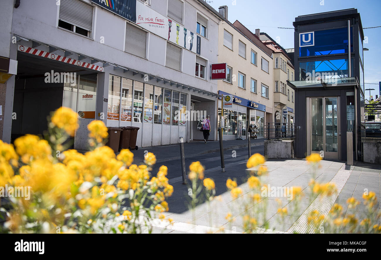 07 maggio 2018, Stuttgart, Germania: La strada su cui una madre ha gettato la sua vecchia di due anni la figlia il 4 maggio 2018. Il bambino che il suo stato gettato sul pavimento, è stata fortemente feriti nella sua testa. La ragazza è sul suo modo di recupero. Non vi sono indicazioni del fatto che la madre è suffereing da un problema psicologico, come è stato riferito dal portavoce della polizia il 7 maggio 2018. Foto: Sebastian Gollnow/dpa Foto Stock