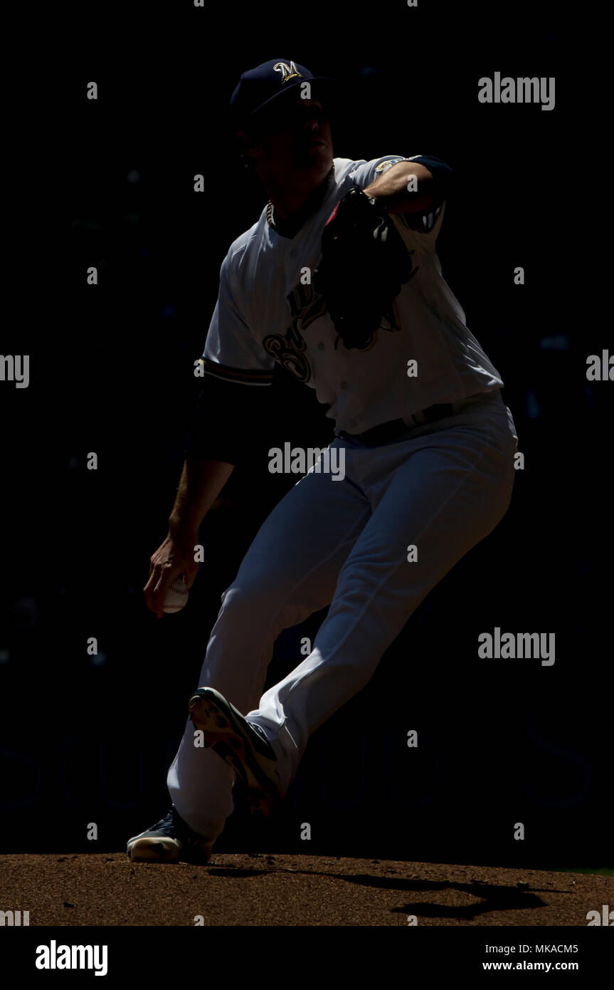 Milwaukee, WI, Stati Uniti d'America. Il 6 maggio, 2018. Milwaukee Brewers a partire lanciatore Chase Anderson #57 offre un passo durante il Major League Baseball gioco tra il Milwaukee Brewers e i pirati di Pittsburgh a Miller Park di Milwaukee, WI. John Fisher/CSM/Alamy Live News Foto Stock